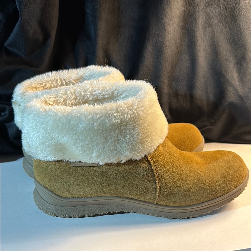 Minnetonka Tan Winter Boots with Cream Fur